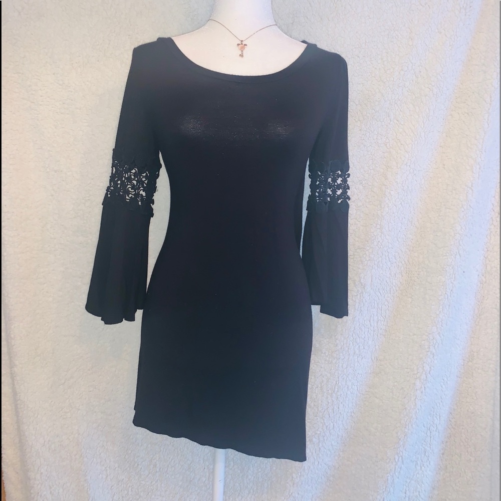 Black dress beautiful chochebetween d arm n d hand